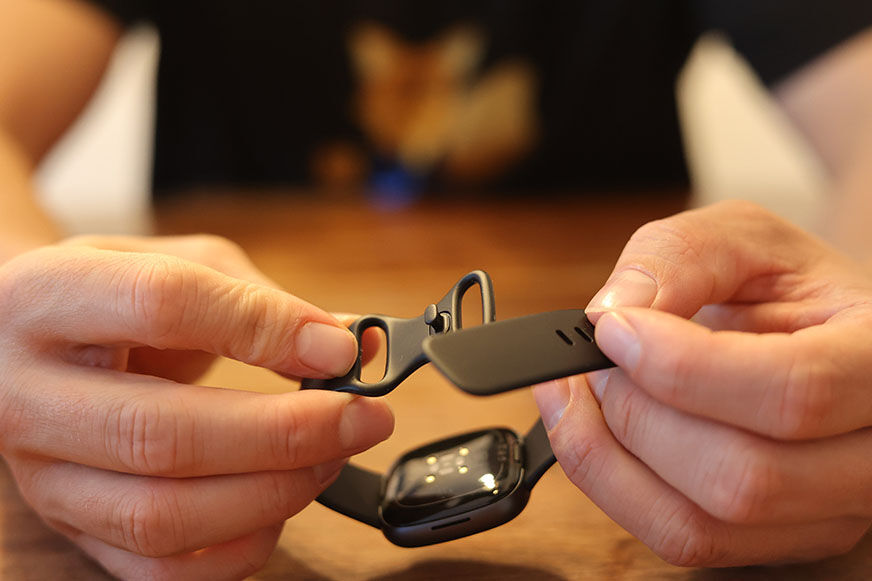 Man sieht das Wechselarmband der Fitbit Versa 4.